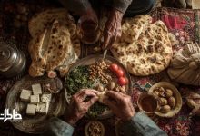 سفرهای ساده و صمیمی بر گلیم ایرانی؛ نانِ داغ، پنیر، گردو، سبزیِ معطر و دو فنجان چای که با دستان پینهبسته سالخوردگان چیده شدهاند؛ یادگاری از ادبیاتِ طعم و خاطره در فرهنگ ایرانی.