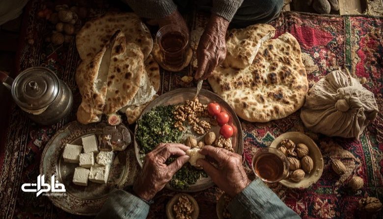 سفرهای ساده و صمیمی بر گلیم ایرانی؛ نانِ داغ، پنیر، گردو، سبزیِ معطر و دو فنجان چای که با دستان پینهبسته سالخوردگان چیده شدهاند؛ یادگاری از ادبیاتِ طعم و خاطره در فرهنگ ایرانی.