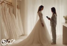 یک عروس در حال پرو لباس در یک مزون لباس عروس