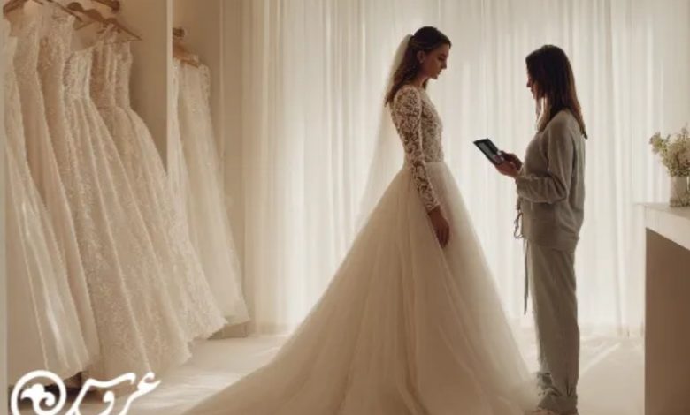 یک عروس در حال پرو لباس در یک مزون لباس عروس